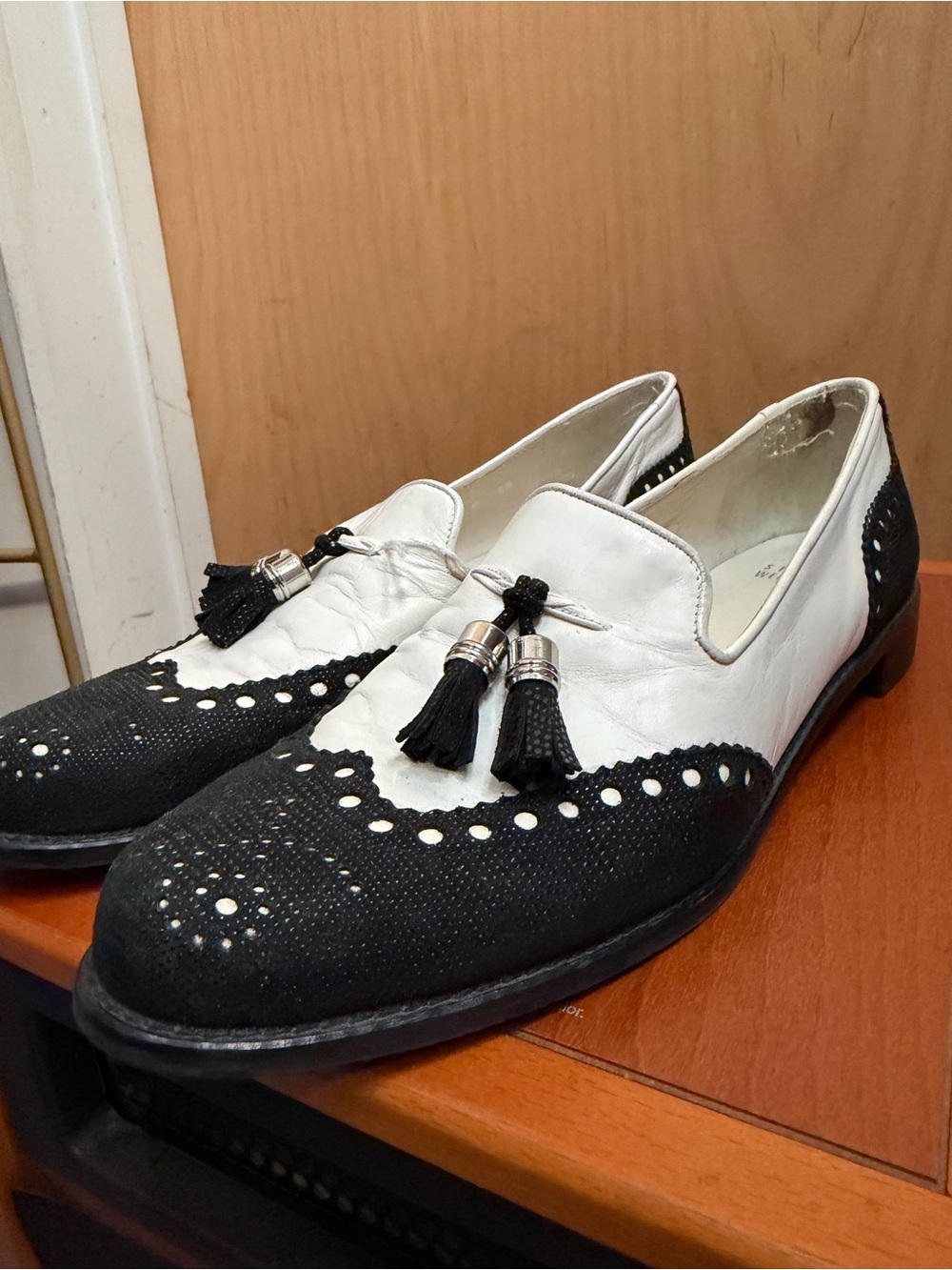 Stuart Weitzman Women’s Black & White Leather Tassel Loafers. Size: 9 - Picture 5 of 8